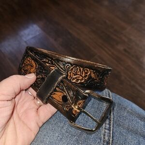 Women's Sheyanne Leather Tooled Belt Roses Sz 32.   #34